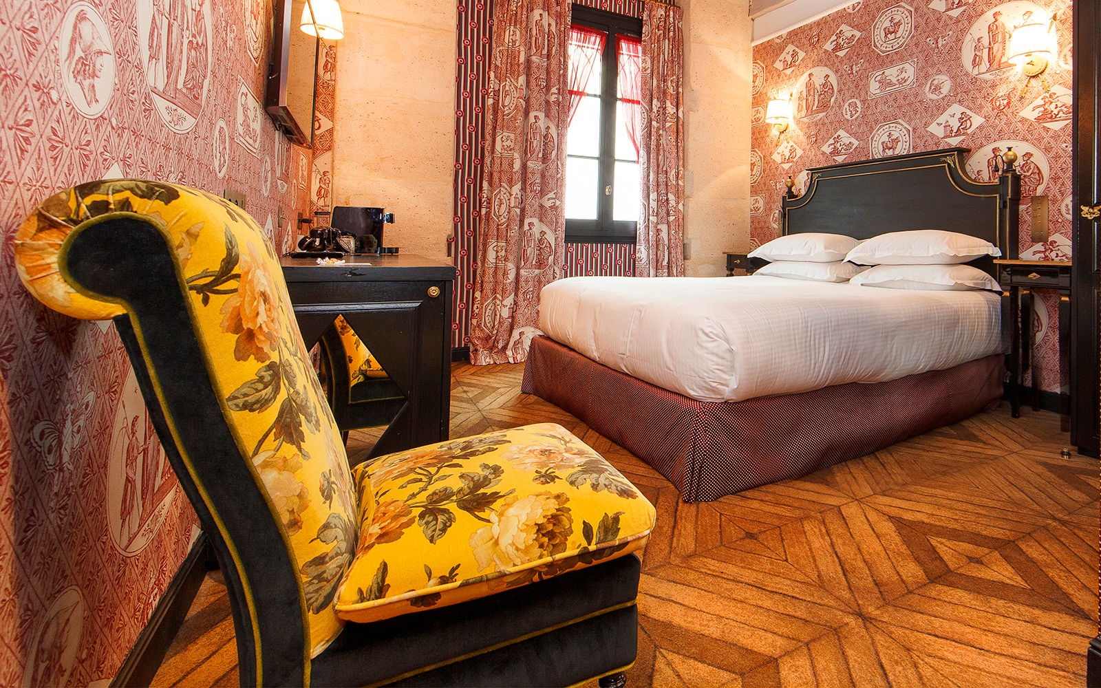 The Intimate and Flamboyant Parisian Hôtel de JoBo